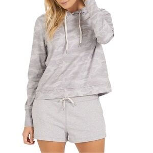 VUORI Halo Essential Hoodie in palo heather camo